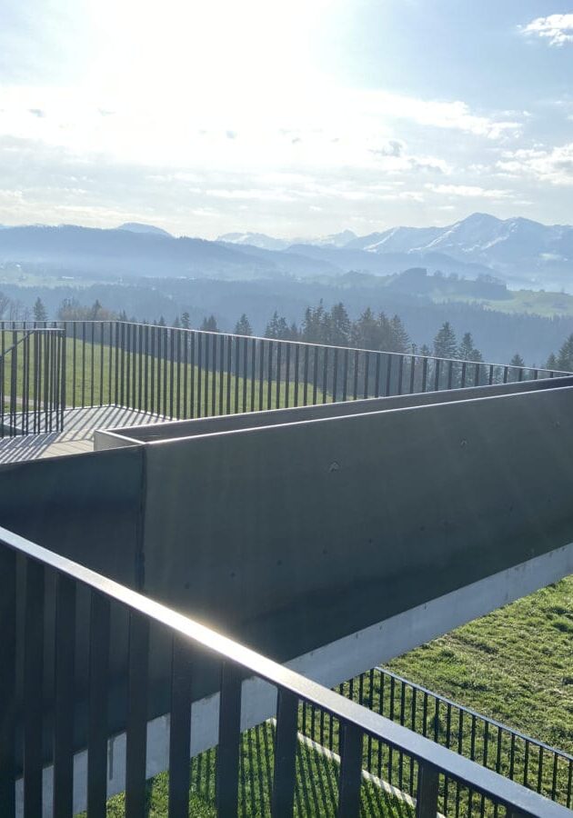 Ein neuer großer Balkon/Terrasse aus Metall mit Blick auf die Berge.
