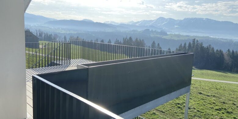 Ein neuer großer Balkon/Terrasse aus Metall mit Blick auf die Berge.